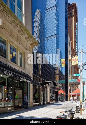 La tour métropolitaine est dotée d'une face en verre noir réfléchissant et minimaliste face à West 57th Street, contrairement à sa façade West 56th Street. Banque D'Images