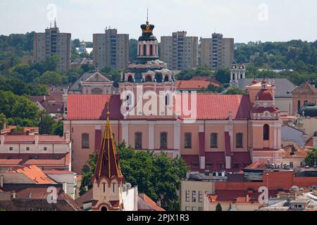 Vue aérienne de l'église Saint-Laurent Casimir, une église catholique romaine dans la vieille ville de Vilnius. Banque D'Images