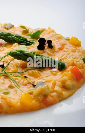 Un plat de risotto aux pointes de citrouille et d'asperges. Banque D'Images