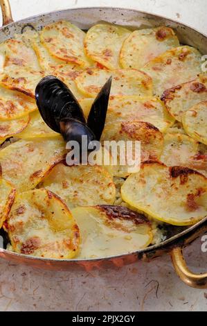 Le riz, les pommes de terre et les moules sont un plat typique de la tradition des Pouilles, en Italie. Banque D'Images