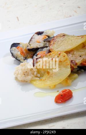 Le riz, les pommes de terre et les moules sont un plat typique de la tradition des Pouilles, en Italie. Banque D'Images