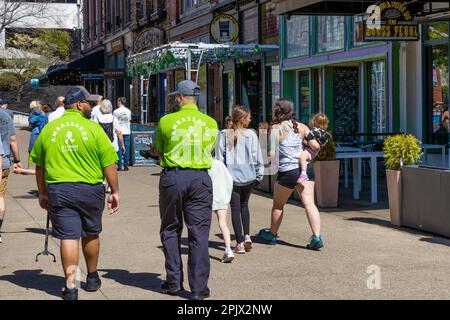 Knoxville, Tennessee, Etats-Unis - 25 mars 2023: Deux hommes avec des chemises vert lime les marquant comme touristes ambassadeurs pour K-Town. Banque D'Images