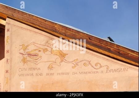 Maison traditionnelle dans le village de Guarda, Engadin, Suisse Banque D'Images