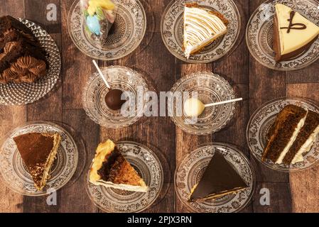 Un ensemble de soucoupes en verre avec des portions variées de tartes au chocolat et à la crème Banque D'Images