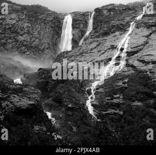 La chute de Krunefossen de 400 pieds - une chute d'eau d'une hauteur totale de 2000 pieds du fond du glacier à la vallée. Les chutes d'eau voisines peuvent également b Banque D'Images