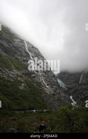 Cascades et glacier de Kjenndalsbreen. Banque D'Images