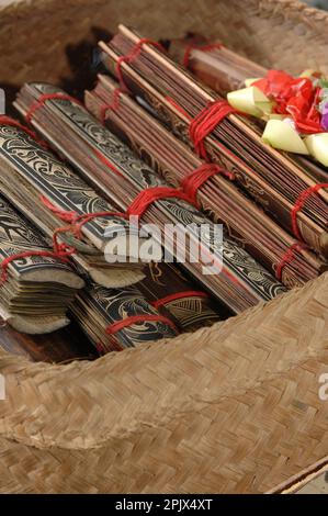 Calligraphie traditionnelle sur la feuille de palmier séchée au village de Tenganan à l'est de Bali, Bali. Banque D'Images