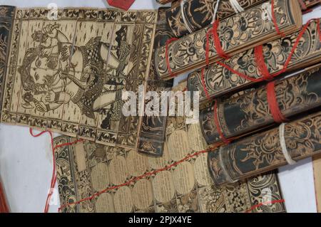 Calligraphie traditionnelle sur la feuille de palmier séchée au village de Tenganan à l'est de Bali, Bali. Banque D'Images