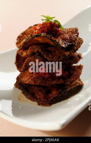 laillefeuille d'aubergine et tomate écrasée au basilic. Restaurant Gajulea, chef Michel Philibert, 201 cours Louise Raymond 84330 le Barroux. Vauclus ; FR Banque D'Images