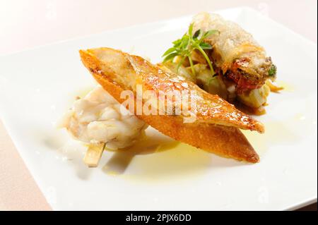 poisson sur légumes. Restaurant Gajulea, chef Michel Philibert, 201 cours Louise Raymond 84330 le Barroux. Vauclus ; France. Banque D'Images