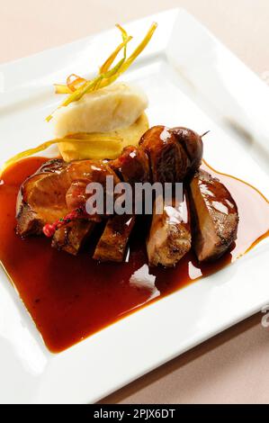 foie de rein et de veau avec miel de lavande. Restaurant Gajulea, chef Michel Philibert, 201 cours Louise Raymond 84330 le Barroux. Vauclus ; France. Banque D'Images