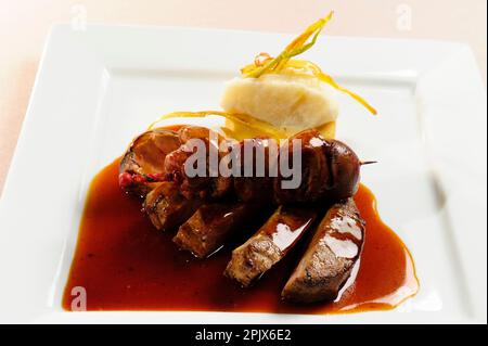 foie de rein et de veau avec miel de lavande. Restaurant Gajulea, chef Michel Philibert, 201 cours Louise Raymond 84330 le Barroux. Vauclus ; France. Banque D'Images