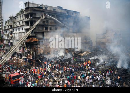 Dhaka, Bangladesh. 04th avril 2023. (NOTE DE LA RÉDACTION: Image prise avec un drone)vue aérienne des pompiers, des secouristes, des populations locales et des aides qui ont éteint un incendie sur le marché de Bangabazar à Dhaka. Un coup de feu massif a éclipsé les boutiques du Bangabazar de Dhaka, l'un des plus grands marchés de l'habillement du pays, devant Eid-ul-Fitr. Le personnel d'urgence de l'armée de terre, de l'armée de l'air et des gardes-frontières du Bangladesh s'est associé à 50 unités du Service des incendies et de la Défense civile pour essayer de maîtriser les flammes mardi. Crédit : SOPA Images Limited/Alamy Live News Banque D'Images