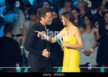 Charles Esten et Madison Bailey présentent le prix de la performance de l'année de la CMT lors des CMT Music Awards 2023 au Moody Centre on 02 avril 2023 à Austin, Texas. Se produit lors des CMT Music Awards 2023 au Moody Centre on 02 avril 2023 à Austin, Texas. Photo : Amy Price/imageSPACE/MediaPunch Banque D'Images