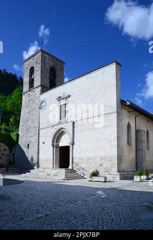 Église des Saints Pierre et Paul de Pescasseroli dans le Parc National des Abruzzes, Italie Banque D'Images