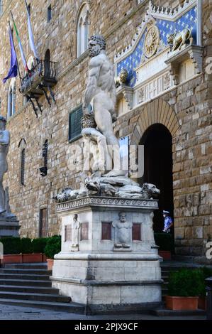 Le Hercule et le Cacus de Baccio Bandinelli (1533) représentent la victoire contre les méchants, dans un symbolisme pris des douze lameurs, sur la Piazza d Banque D'Images