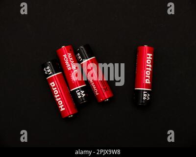 Batterie alcaline Hofford AA Eneloop sur fond blanc. Banque D'Images