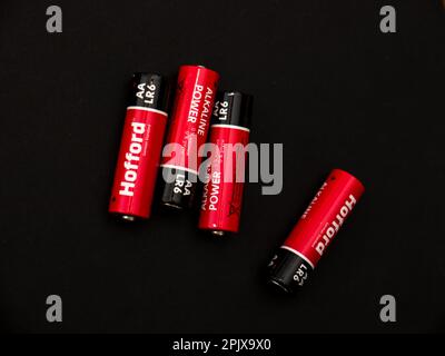 Batterie alcaline Hofford AA Eneloop sur fond blanc. Banque D'Images