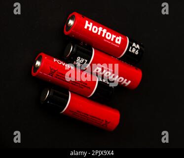 Batterie alcaline Hofford AA Eneloop sur fond blanc. Banque D'Images