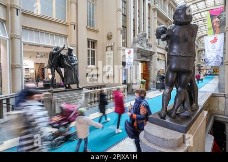 Leipzig, Allemagne. 04th avril 2023. Les touristes passent l'entrée d'Auerbachs Keller avec les figures de Faust de Goethe dans le Mädlerpassage. La direction du restaurant a informé le même jour du prochain 500th anniversaire du célèbre restaurant "Auerbachs Keller". En 1525, le médecin et professeur d'université de Leipzig, Heinrich Stromer von Auerbach, a servi du vin pour la première fois aux étudiants dans sa cave. Goethe a également séjourné dans la cave et a eu une scène de son 'Faust' joué ici. Credit: Jan Woitas/dpa/Alay Live News Banque D'Images