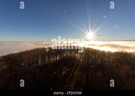 Une vue panoramique sur le sentier de Wisenberg dans la municipalité de Wisen, près de la ville de Solothurner en Suisse Banque D'Images