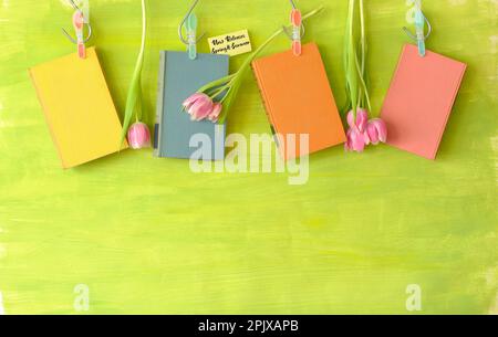 Nouvelles sorties de livres pour le printemps 2023, avec des livres, des tulipes et de petites enseignes. Salon du livre de printemps, inspiration, lecture, éducation, concept de littérature, copie gratuite Banque D'Images
