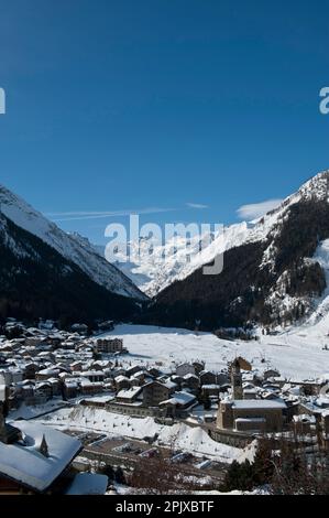 La ville de Cogne au pied du groupe Gran Paradiso. Vallée d'Aoste, Italie, Europe Banque D'Images