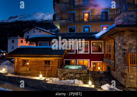 L'hôtel Sant'Orso dans la ville de Cogne au pied du groupe Gran Paradiso. Vallée d'Aoste, Italie, Europe Banque D'Images