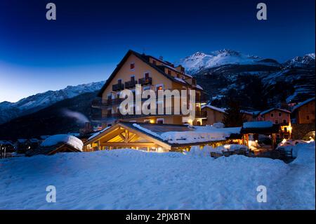 L'hôtel Sant'Orso dans la ville de Cogne au pied du groupe Gran Paradiso. Vallée d'Aoste, Italie, Europe Banque D'Images