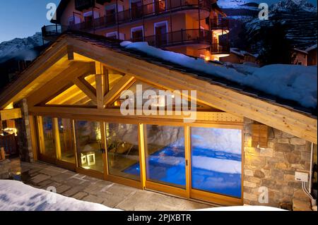 L'hôtel Sant'Orso dans la ville de Cogne au pied du groupe Gran Paradiso. Vallée d'Aoste, Italie, Europe Banque D'Images