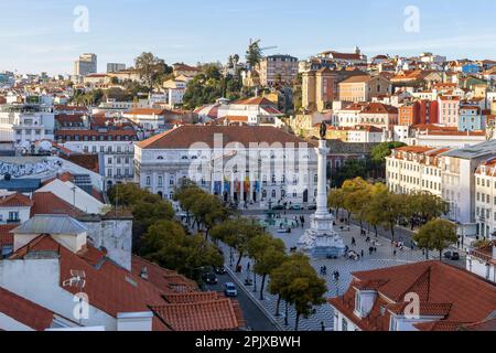 Vue sur la place Rossio et le Teatro Nacional Dona Maria II (Théâtre national) depuis l'ascenseur de Santa Justa, Lisbonne, Portugal Banque D'Images