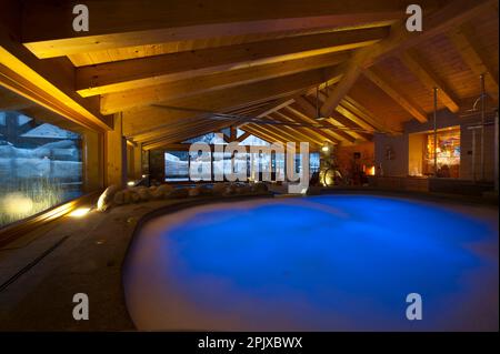 La piscine chauffée face à la neige de l'hôtel Sant'Orso dans la ville de Cogne, au pied du groupe Gran Paradiso. Vallée d'Aoste, Italie, Euro Banque D'Images