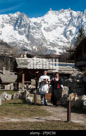 Service d'étage à la station de chalet de luxe au coeur des Neiges, Strada Statale 26, en arrière-plan sur la Dente del Gigante et la crête de la Banque D'Images