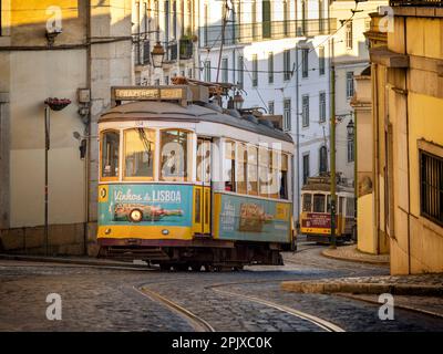 Trams anciens sur Calçada São Francisco dans le quartier du Chiado, Lisbonne, Portugal. Banque D'Images