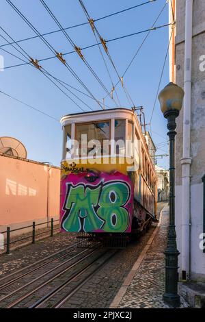 Le funiculaire Gloria (Ascensor da Gloria) est une ligne de funiculaire de Lisbonne, Portugal. Il relie le centre-ville de Pombaline au Bairro Alto. Banque D'Images