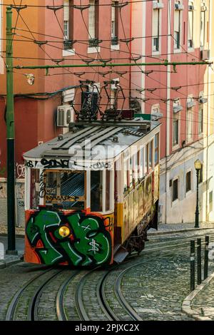 Le funiculaire Gloria (Ascensor da Gloria) est une ligne de funiculaire de Lisbonne, Portugal. Il relie le centre-ville de Pombaline au Bairro Alto. Banque D'Images