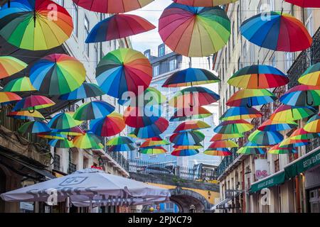 Rua Nova do Carvalho, la célèbre rue Pink. Le cœur de la vie nocturne de Lisbonne. Rue parapluie. Banque D'Images