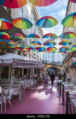 Rua Nova do Carvalho, la célèbre rue Pink. Le cœur de la vie nocturne de Lisbonne. Rue parapluie. Banque D'Images