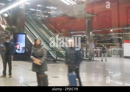 Une vue floue des gens vus du train qui sont sur la plate-forme de la gare de cercanias à Madrid. Banque D'Images