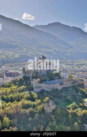 Une photo verticale de la basilique de la Valère dans la ville de Sion, en Suisse Banque D'Images