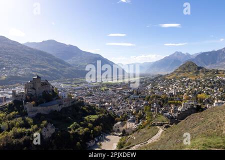 Une vue aérienne de la ville de Sion en Suisse avec la basilique de la Valère visible au premier plan Banque D'Images