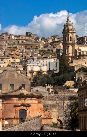 Vue sur Modica Alta, l'église de Santa Maria del Soccorso et la cathédrale de San Giorgio, ville de Modica, Ragusa, Sicile, Italie, Europe; UNESCO WO Banque D'Images