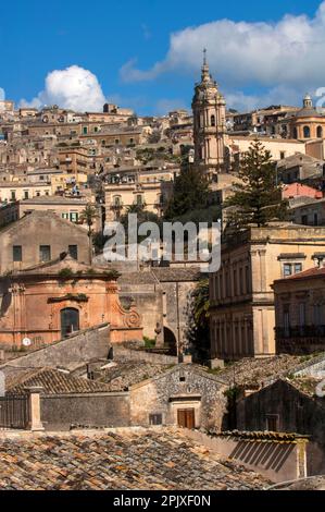 Vue sur Modica Alta, vous pouvez apercevoir l'église de Santa Maria del Soccorso et la cathédrale de San Giorgio, ville de Modica, Ragusa, Sicile, Italie, E Banque D'Images