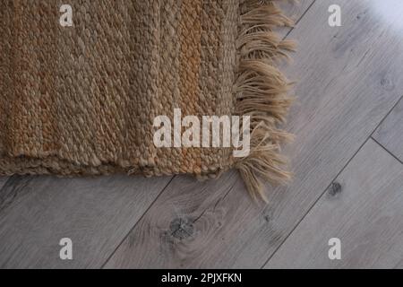 Franges de moquette moderne en osier tissé, franges de moquette moderne en osier plié sur le parquet dans la chambre. Banque D'Images