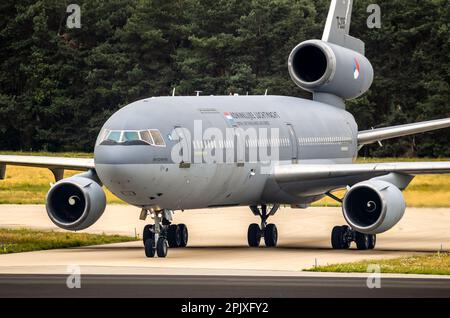 Royal Netherlands Air Force KDC-10 avion-citerne, maintenant en vol pour Omega Aerial ravitaillement Services, à la base aérienne d'Eindhoven. Pays-Bas - 3 juillet, 2 Banque D'Images