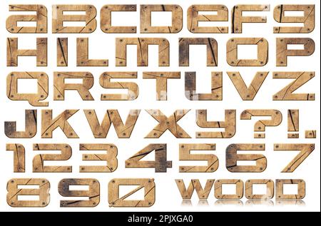 Lettres et chiffres en bois, avec vis, isolés sur fond blanc. Banque D'Images