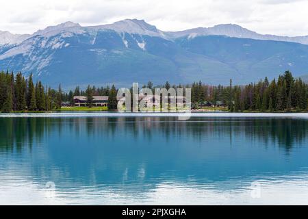 Lac Beauvert dans les Rocheuses canadiennes, parc national Jasper, Canada. Banque D'Images