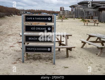 Panneau pour un café de plage planté dans le sable à West Wittering, Sussex, Royaume-Uni. Banque D'Images