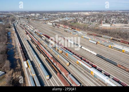 Melvindale, Michigan - Norfolk Southern Oakwood Yard. Environ 3 000 wagons passent par la cour chaque jour, y compris de nombreux transporteurs automobiles. La cour est un Banque D'Images