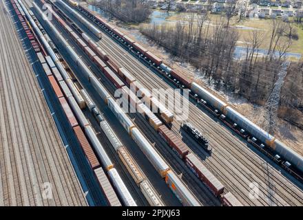 Melvindale, Michigan - Norfolk Southern Oakwood Yard. Environ 3 000 wagons passent par la cour chaque jour, y compris de nombreux transporteurs automobiles. La cour est un Banque D'Images